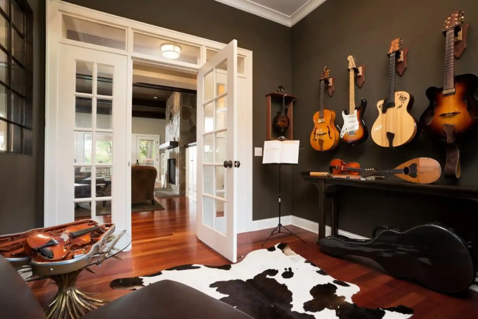 Rustic Guitar Room Décor